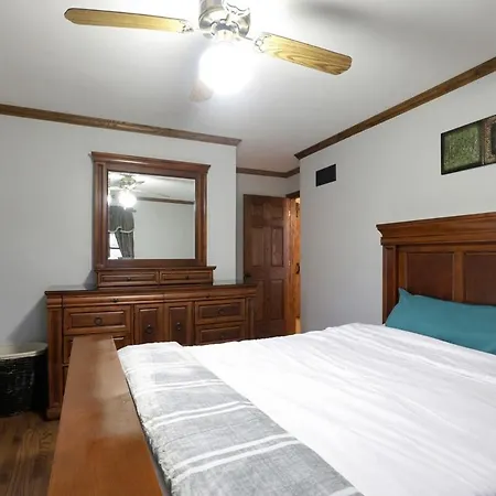 Holiday home Spacious 4-bedroom With Stunning Backyard Deck In