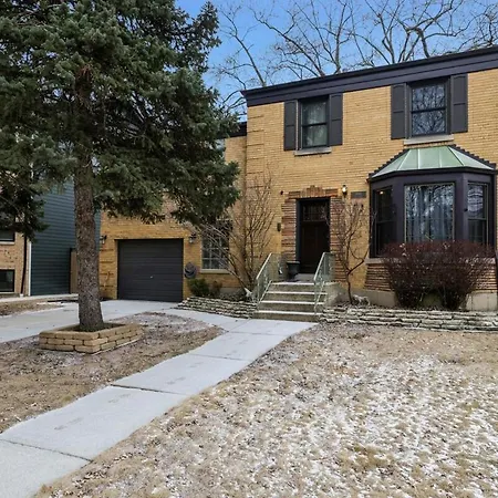 Spacious 4-bedroom With Stunning Backyard Deck In *
