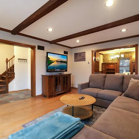 Holiday home Spacious 4-bedroom With Stunning Backyard Deck In