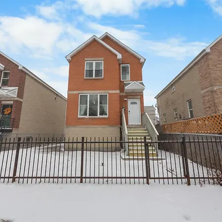 Holiday home Perfect Location Across From Park & Train Station Chicago