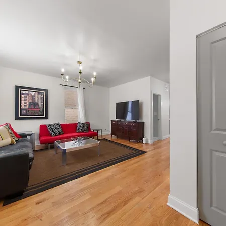 Perfect Location Across From Park & Train Station Holiday home