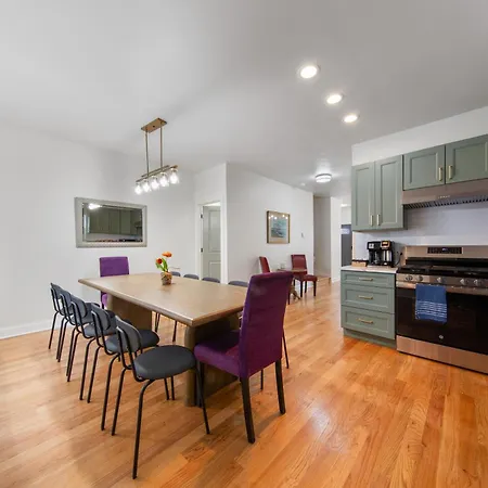 Perfect Location Across From Park & Train Station Holiday home Chicago