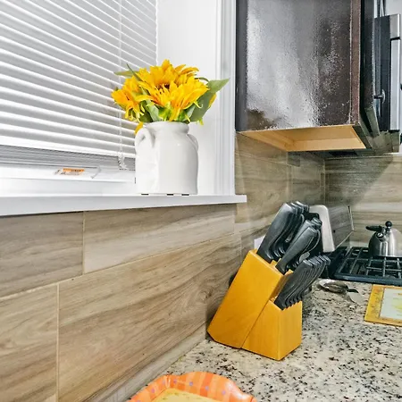 Apartment 420 Long Term 2 Bedroom Laundry Private Parking