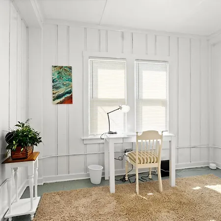 420 Long Term 2 Bedroom Laundry Private Parking Apartment