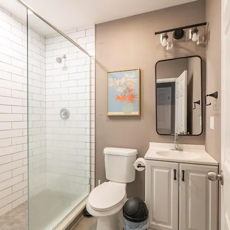 Homestay Kenwood Apartments, Downtown Hyde Park