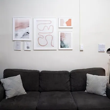 Heart Of Lincoln Park Apartment *