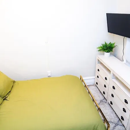 Heart Of Lincoln Park Apartment *