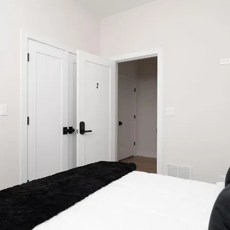 Modern 3br Near Dt Chi *