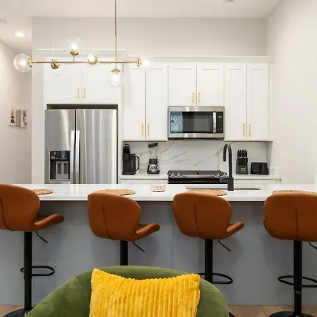 Modern 3br Near Dt Chi *