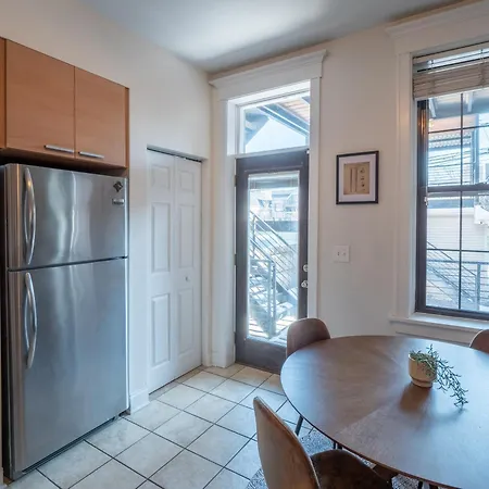 Apartment Wrigleyville *