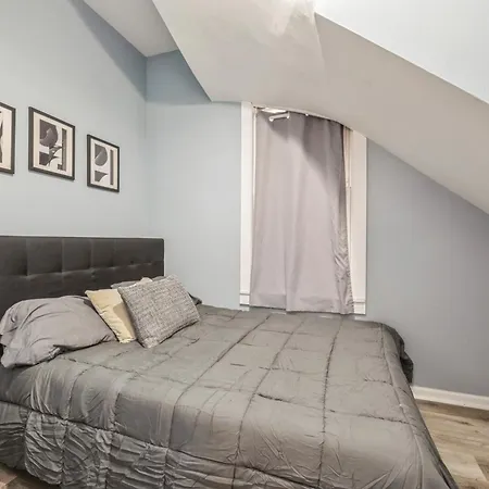 Cozy Two Bedroom Unit Near Lakeview Lincolnpark Wrigley Apartment Chicago