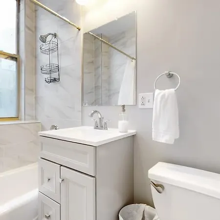 Modern Escape Near Il Medical District Apartment *