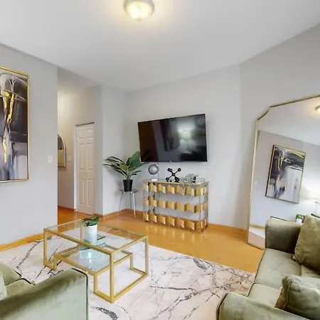Modern Escape Near Il Medical District Apartment