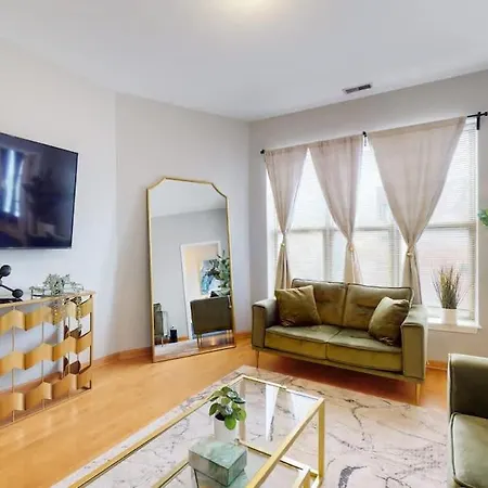 Modern Escape Near Il Medical District Apartment *