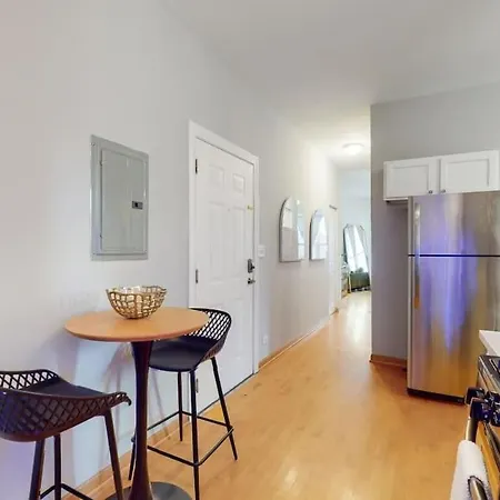 Modern Escape Near Il Medical District Apartment