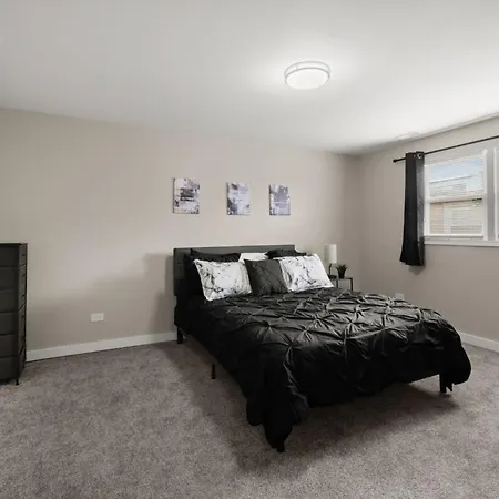 3 Level 10 Min To The Beach, Near Downtown Apartment