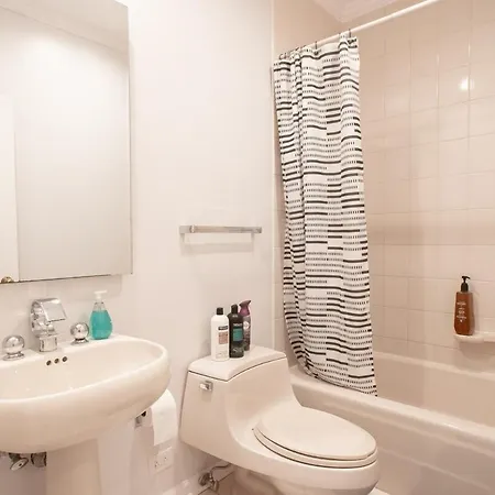 Gold Coast Pristine Rooftop Pooltable Parking Holiday home *