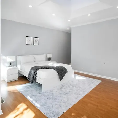 Gold Coast Pristine Rooftop Pooltable Parking * Chicago