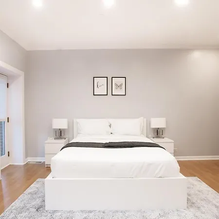 Gold Coast Pristine Rooftop Pooltable Parking Holiday home Chicago