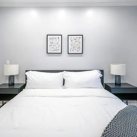 Holiday home Gold Coast Pristine Rooftop Pooltable Parking *
