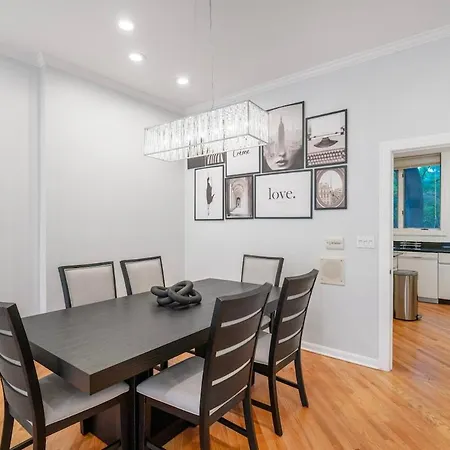 Gold Coast Pristine Rooftop Pooltable Parking Holiday home
