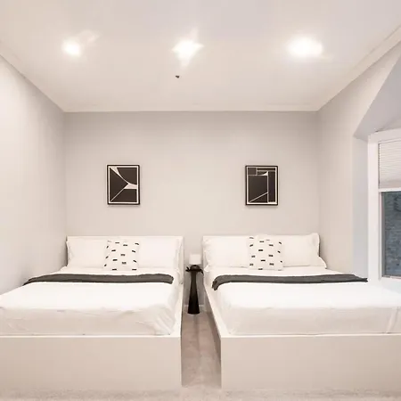 Gold Coast Pristine Rooftop Pooltable Parking Holiday home