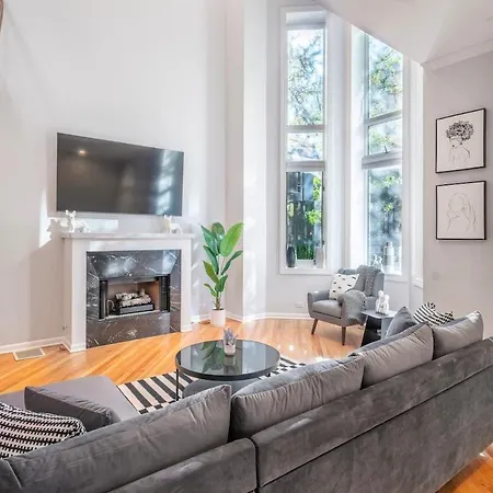 Gold Coast Pristine Rooftop Pooltable Parking Holiday home *