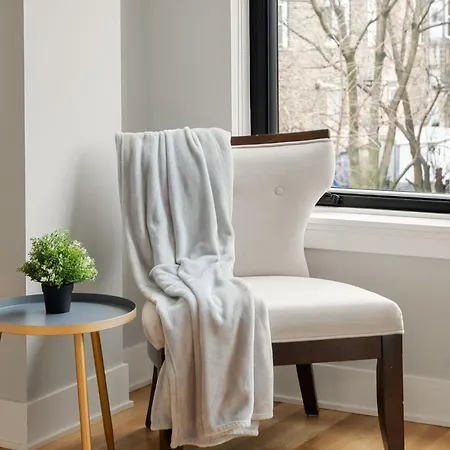 Cozy 3bd 2bath Retreat With Balcony Chicago