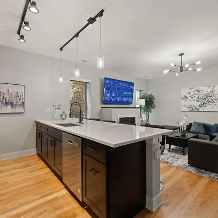 Cozy 3bd 2bath Retreat With Balcony Apartment Chicago