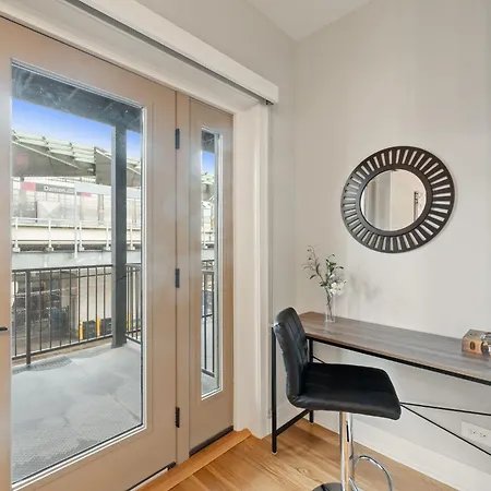 Apartment Cozy 3bd 2bath Retreat With Balcony *