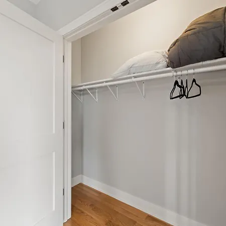 Cozy 3bd 2bath Retreat With Balcony Apartment