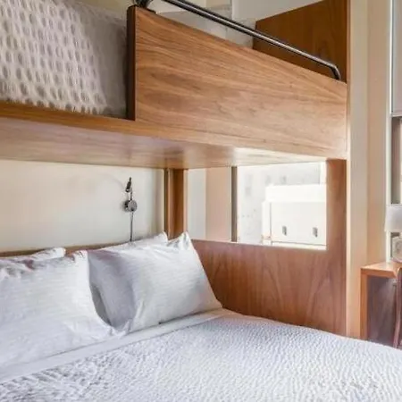 Found Hotels, Chicago, Series By Marriott 3*
