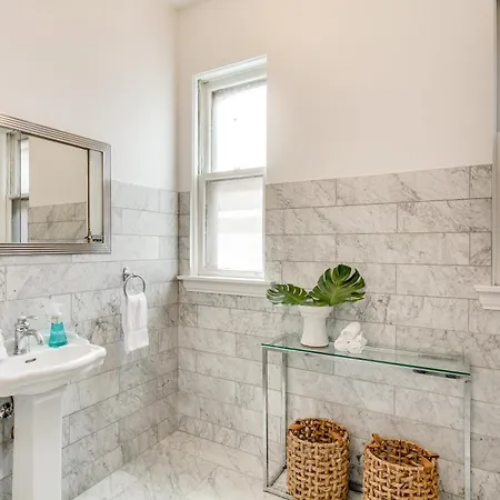 Apartment Designed With In Mind - Offers Everything Need To Work And Play In Chi-town Apts