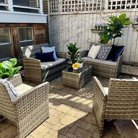 3 Bedroom Spacious In Ideal Location W Free Parking Back Yard Pets Welcome *