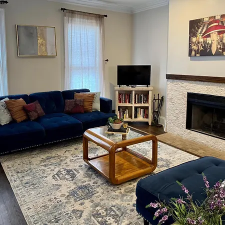 3 Bedroom Spacious In Ideal Location W Free Parking Back Yard Pets Welcome Holiday home *