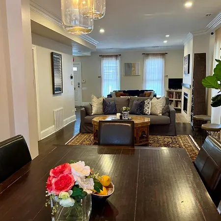3 Bedroom Spacious In Ideal Location W Free Parking Back Yard Pets Welcome Holiday home