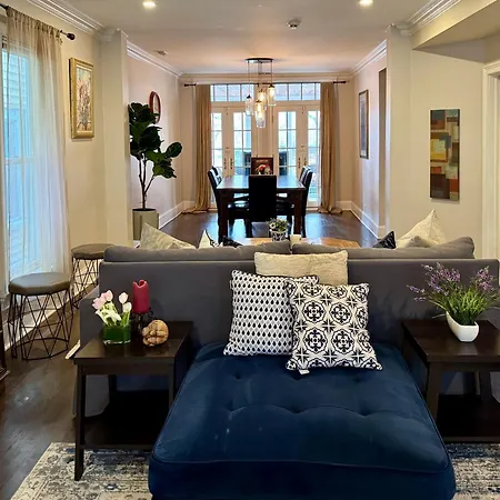 3 Bedroom Spacious In Ideal Location W Free Parking Back Yard Pets Welcome Holiday home *