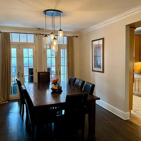 3 Bedroom Spacious In Ideal Location W Free Parking Back Yard Pets Welcome Holiday home Chicago