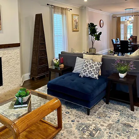 3 Bedroom Spacious In Ideal Location W Free Parking Back Yard Pets Welcome *