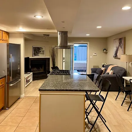 Holiday home Designer Themed 4 Bedroom In Location With Patio And Fireplace Chicago