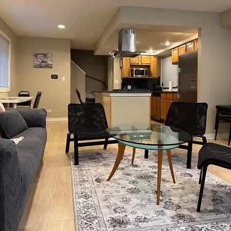 Designer Themed 4 Bedroom In Location With Patio And Fireplace *