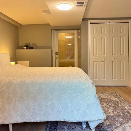 Designer Themed 4 Bedroom In Location With Patio And Fireplace * Chicago