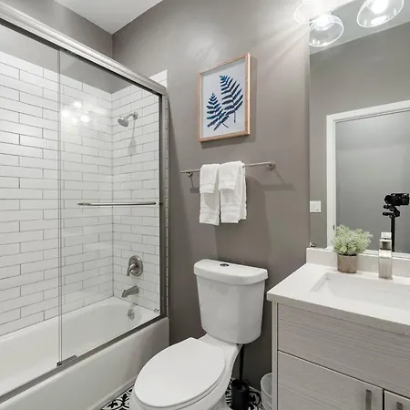South Loop Three Bedroom Two Bath Apartment *