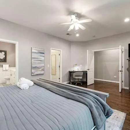 Apartment South Loop Three Bedroom Two Bath *
