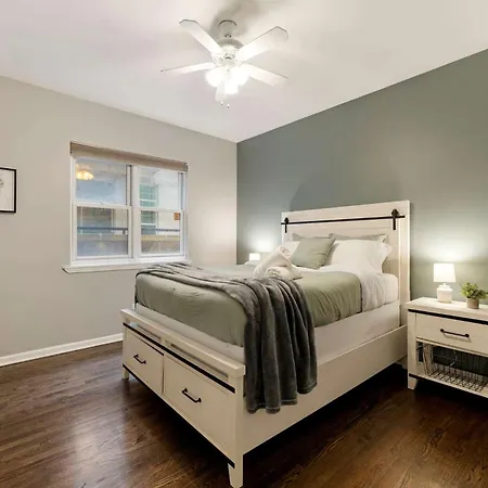 South Loop Three Bedroom Two Bath * Chicago