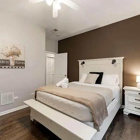 Apartment South Loop Three Bedroom Two Bath