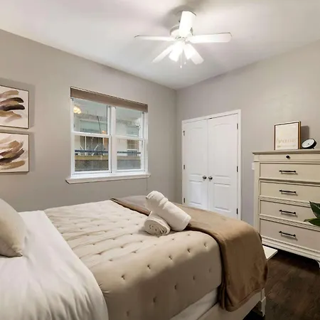 Apartment South Loop Three Bedroom Two Bath