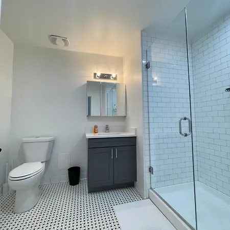 Guest house Shared Modern Close To Downtown *