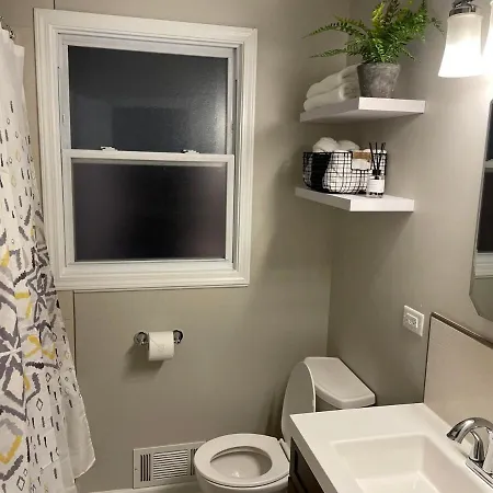 3Bd2Ba Dual Level W Family Room King Bed Chicago