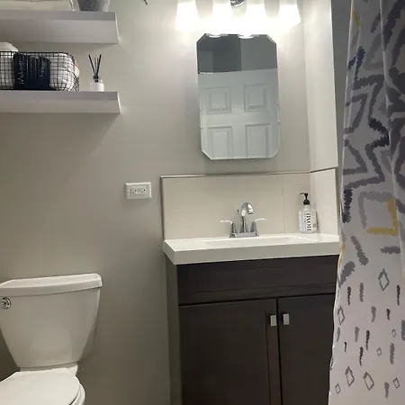 3Bd2Ba Dual Level W Family Room King Bed Chicago